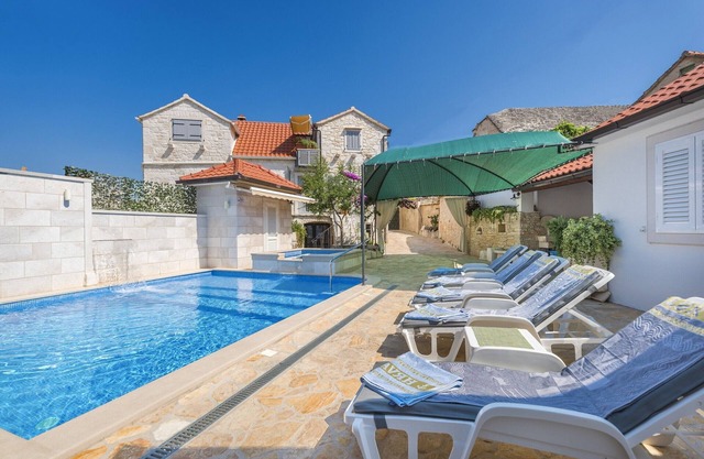 Holiday home Škrika -Three Bedroom Home with heated Pool and Jacuzzi
