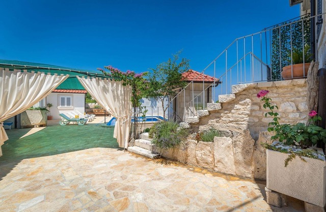 Holiday home Škrika -Three Bedroom Home with heated Pool and Jacuzzi