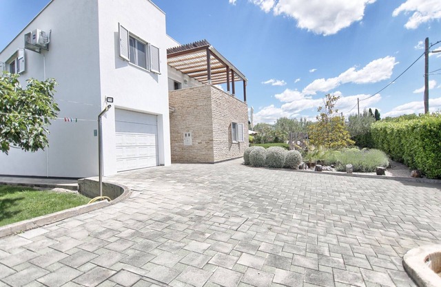 Holiday Home Srećko - Three Bedroom Holiday Home With Pool