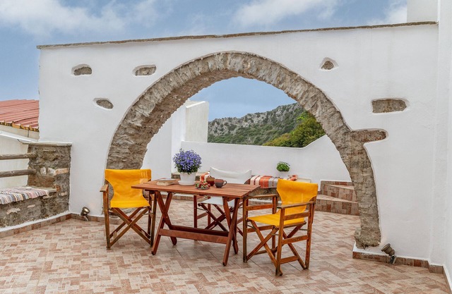 Holiday Home 'Traditional House In Koronos' with Mountain View, Private Terrace and Wi-Fi