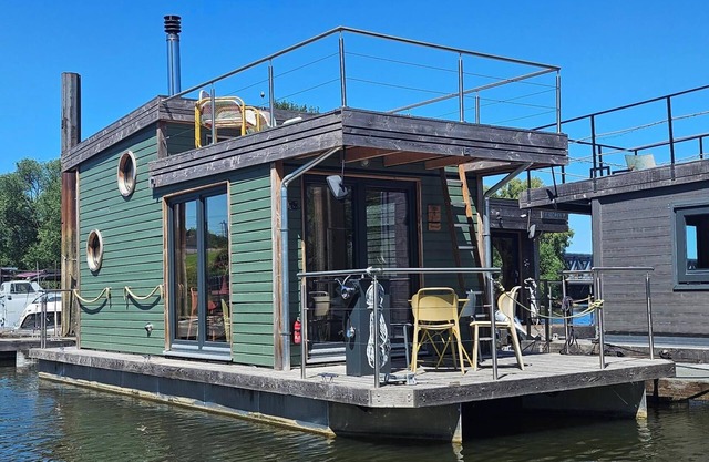 Holiday Home 'Urlaub Tiny Hausboot Tystnaden' with Private Terrace and Wi-Fi