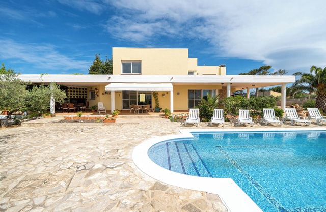 Holiday Home "Vila Roser" close to the Sea with Private Pool & Wi-Fi