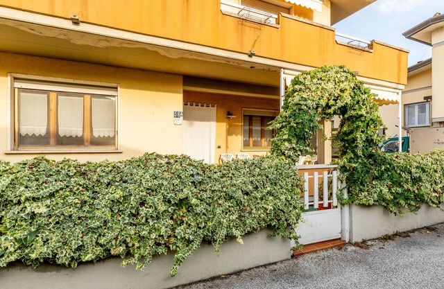 Holiday Home 'Villetta Girasole' with Private Terrace, Private Garden and Wi-Fi