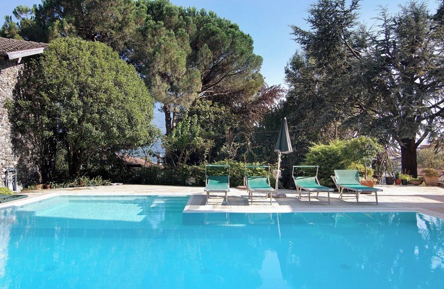 Holiday Home Villa Eden Jacuzzi Pool with Lake View, Wi-Fi & Terrace