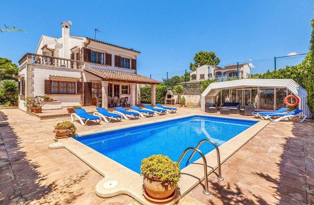 Holiday Home Villa Isabel with Pool, Wi-Fi, Garden & Terrace