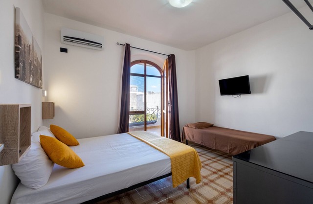 Holiday Home 'Villa Gaudì - Milà' with Private Terrace, Wi-Fi and Air Conditioning