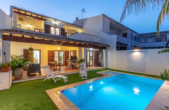 Holiday Home “Villa Pintor” with Pool, Wi-Fi, Air Conditioning, Balcony, Terrace & Garden