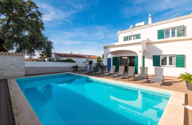 Holiday Home 'Villa Sol' with Private Pool, Wi-Fi and Air Conditioning