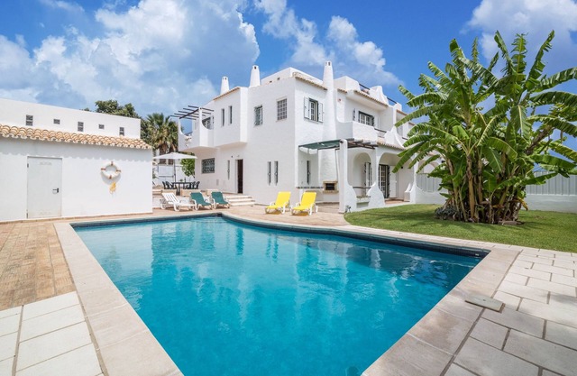 Holiday Home "Villa Sunflower Albufeira" with Private Garden, Pool & WiFi