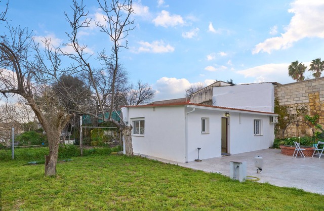 Holiday Home 'Villa Verde' with Shared Pool, Wi-Fi and Air Conditioning