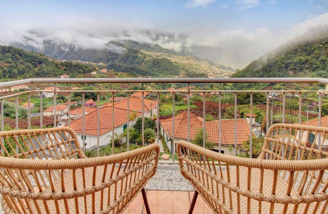 Holiday Home 'Vinháticos House' with Mountain View, Garden & Wi-Fi