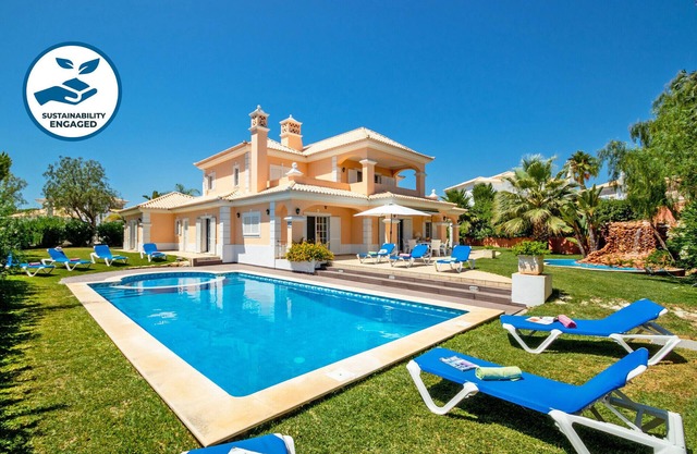 Holiday home w/heatable pool & BBQ