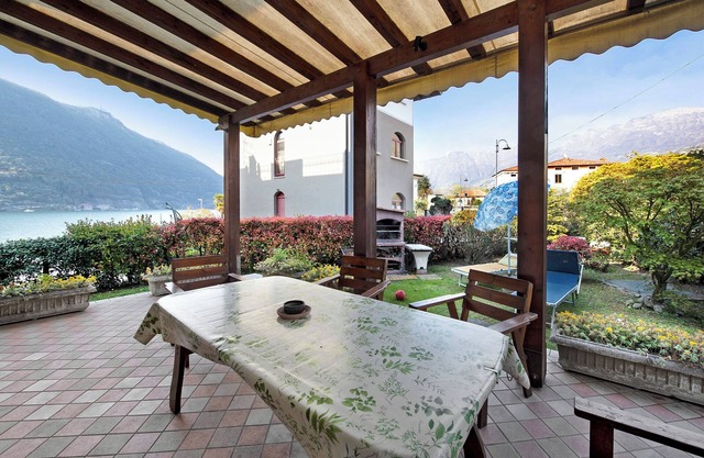 Holiday Home 'Wakesurfhouse' with Lake View, Private Terrace and Wi-Fi