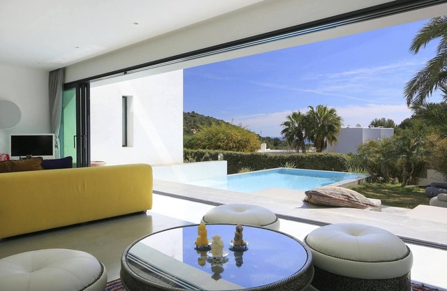 Holiday home with manicured gardens