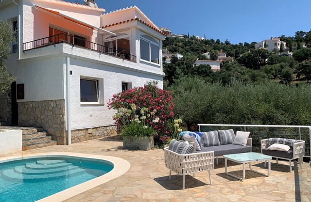 Holiday home with private pool and sea views - near Aquabrava