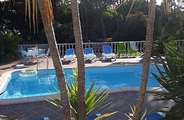 Holiday home with garden, private heated pool, in Praia das Maçãs