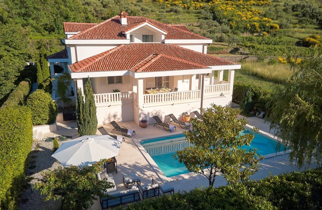 Holiday home with heated pool near Split