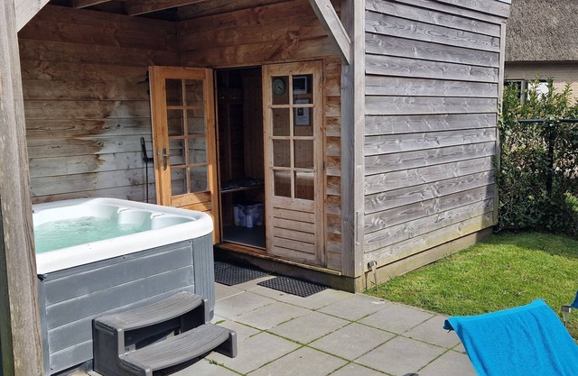 Holiday home with jacuzzi near the Wadden Sea