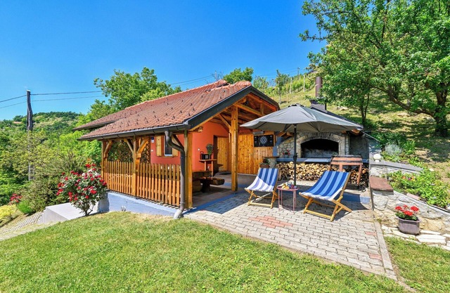 Holiday home with jacuzzi, sauna, terrace and garden