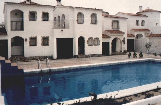 Holiday home with pool and boat dock in Empuria. Pets Allowed