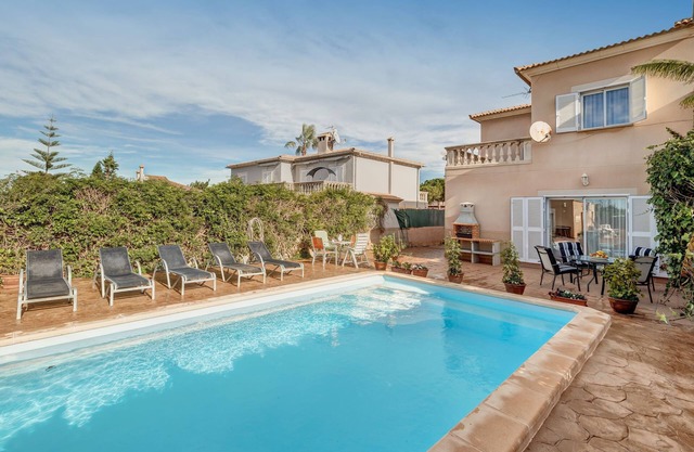 Holiday home with pool near the beach – Casa Linda
