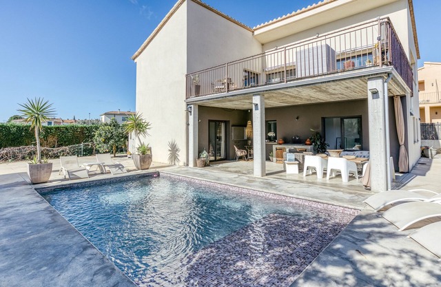 Holiday Home with Pool and in a Golf Zone