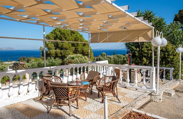 Holiday Home "Zoumpouli 1" with Sea View, Garden & Wi-Fi
