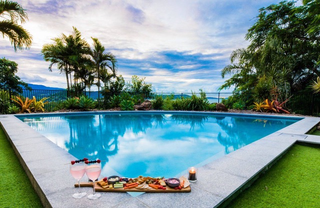 Holiday homes, sleeps 8 with private pool and ocean views