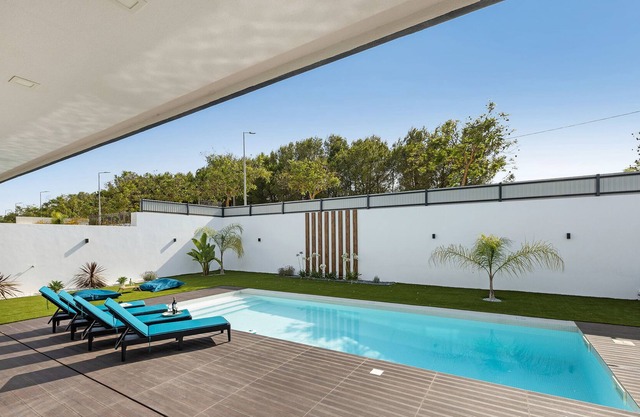 Holiday House 'Be Glow Villa' with Mountain View, Saltwater Swimming Pool