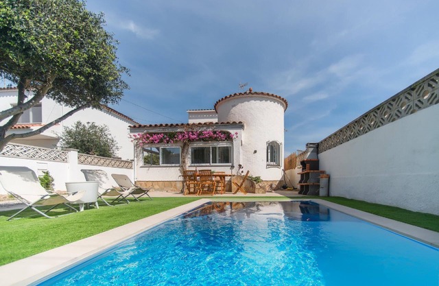 Holiday house Empuriabrava for 1 - 8 persons with 4 bedrooms - Holiday home