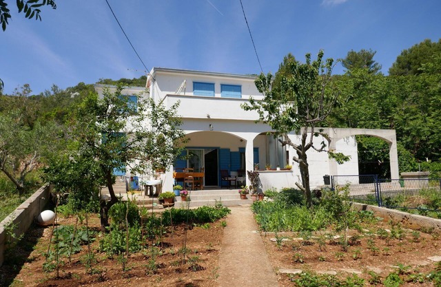Holiday house Grohote for 1 - 5 persons with 3 bedrooms - Row house