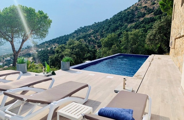 Holiday house in a unique quiet location - sea view - private pool - Internet