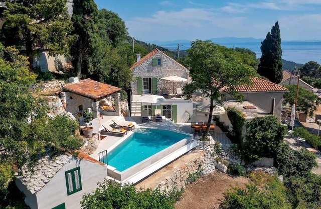 Holiday house Makarska for 1 - 6 persons with 3 bedrooms - Holiday apartment in one or multi-family