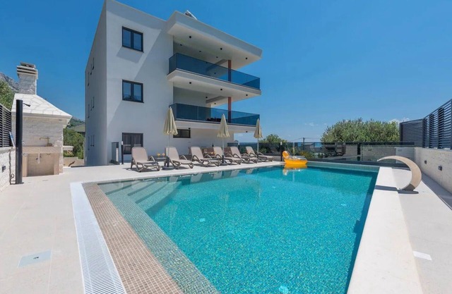 Holiday house Makarska for 1 - 12 persons with 6 bedrooms - Holiday apartment in one or multi-family