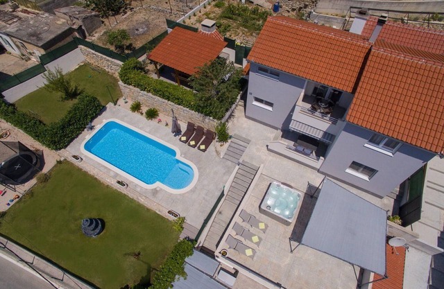 Holiday house Mravince for 1 - 8 persons with 3 bedrooms - Row house