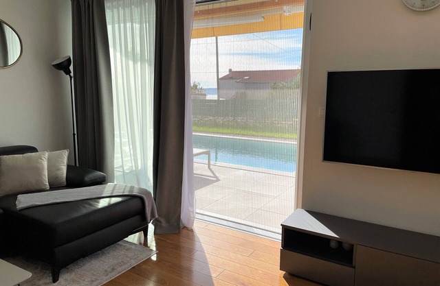 Holiday house NiRi with a heated outdoor pool /BBQ