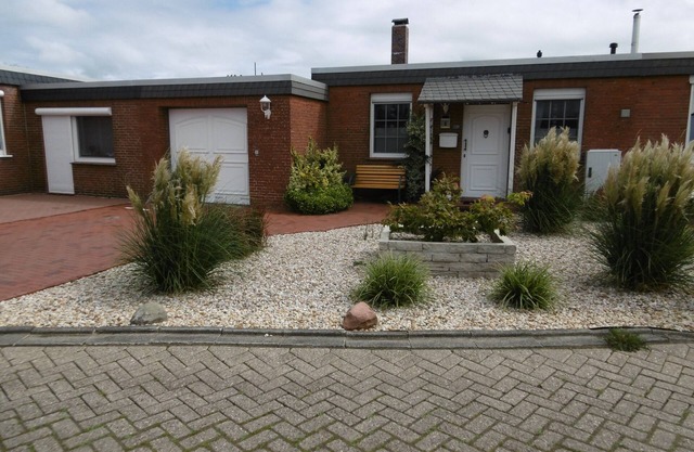 HOLIDAY HOUSE "NORDSEESCHOLLE6" right on the dike - dog welcome-WiFi free of charge