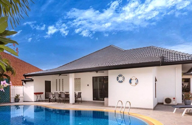 Holiday house Pattaya for 1 - 8 persons with 4 bedrooms - Holiday house
