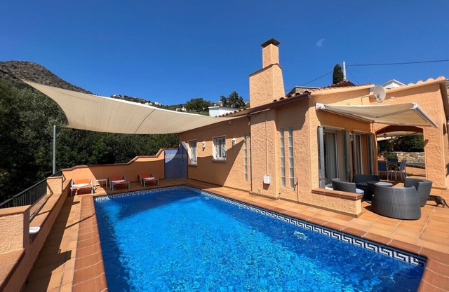 Holiday house, private- pool, sea view, fiber-interent, parking