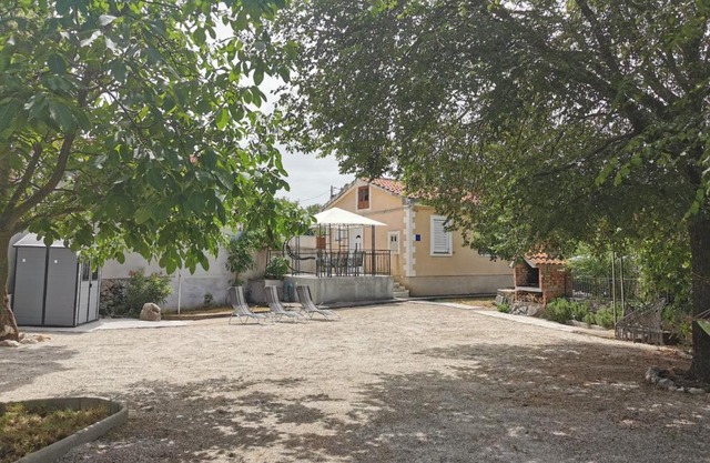 Holiday House Rasopasno