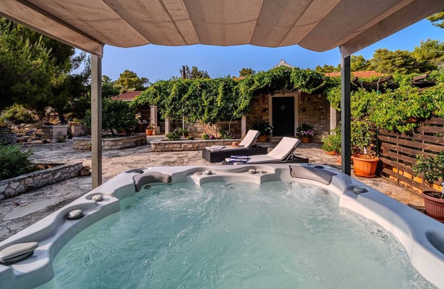 Holiday House Robinson- beachfront jewel with a jacuzzi
