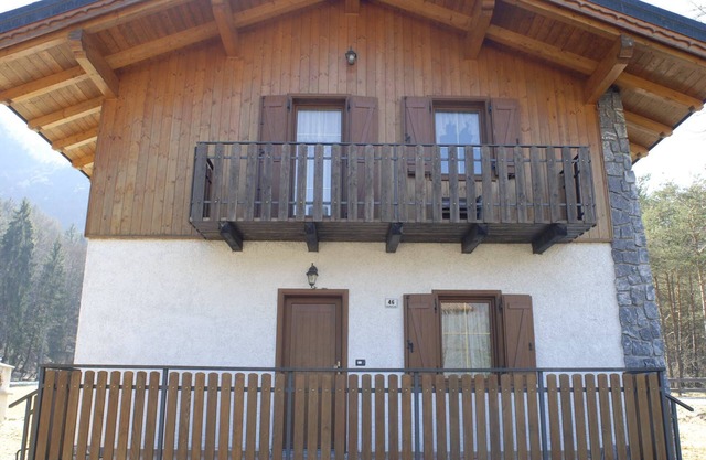 HOLIDAY HOUSE SURROUNDED BY GREEN A FEW METERS FROM LAKE LEDRO