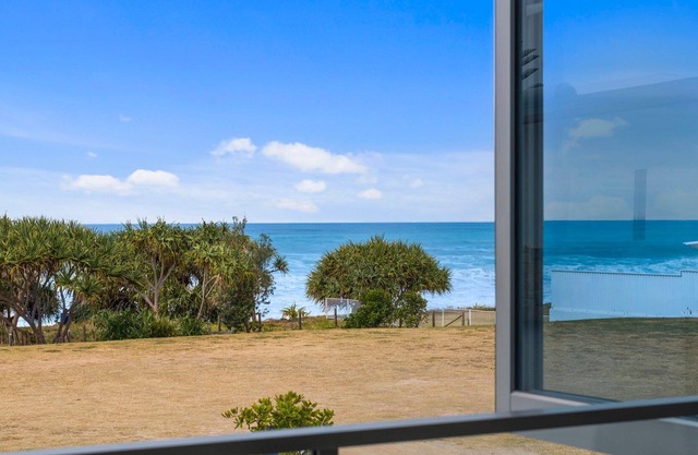 Holiday House with a spa right on Sapphire Beach!