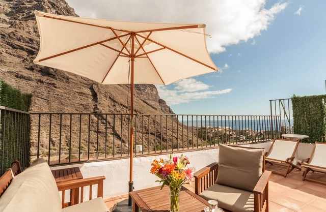 Holiday house with terrace, solarium and sea views