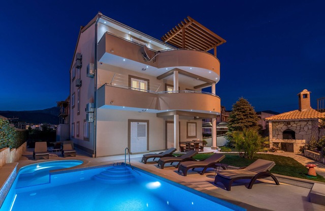 Holiday house with 3 apartments,heated swimming pool,jacuzzi 100m from the beach