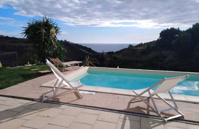 Holiday house with 3 apartments with private garden with sea view and swimming pool!