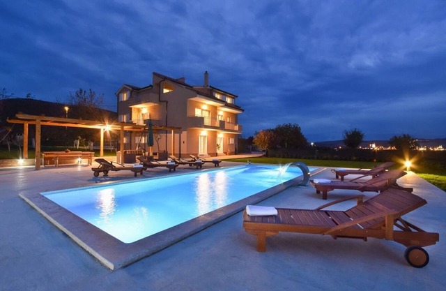 Holiday house with a swimming pool Dugopolje, Zagora (K-19033)