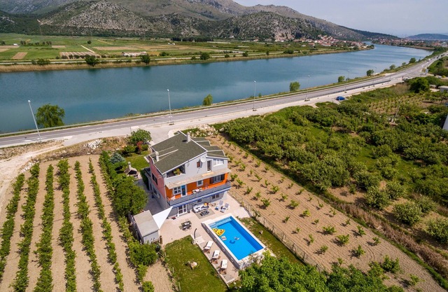 Holiday house with a swimming pool Opuzen, Neretva Delta - Ušće Neretve (K-8818)
