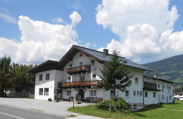 Holiday house with large space ca400m² for 10-22 persons with outor area
