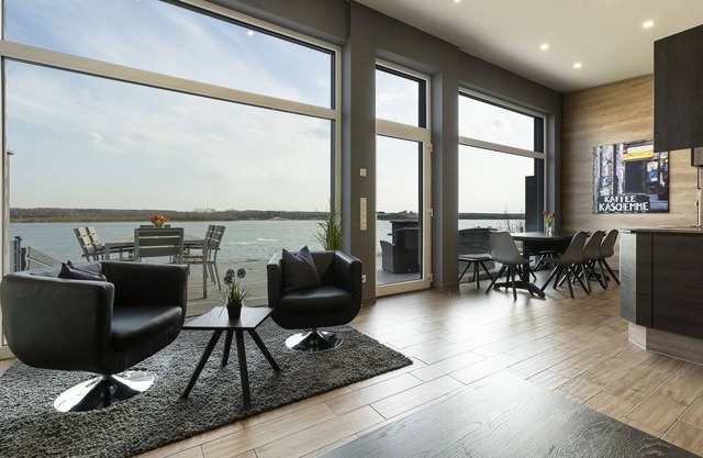 HOLIDAY HOUSE WITH BEACH, BOAT, SAUNA, AIR CONDITIONING & FIREPLACE!